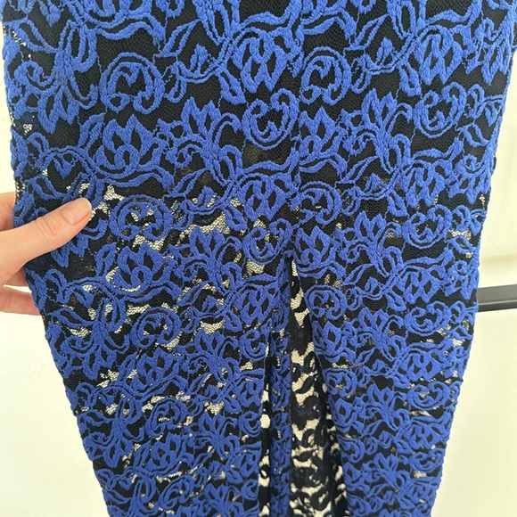 Alice + Olivia Kahlo V-Neck Lace Column Dress - Picture 6 of 6